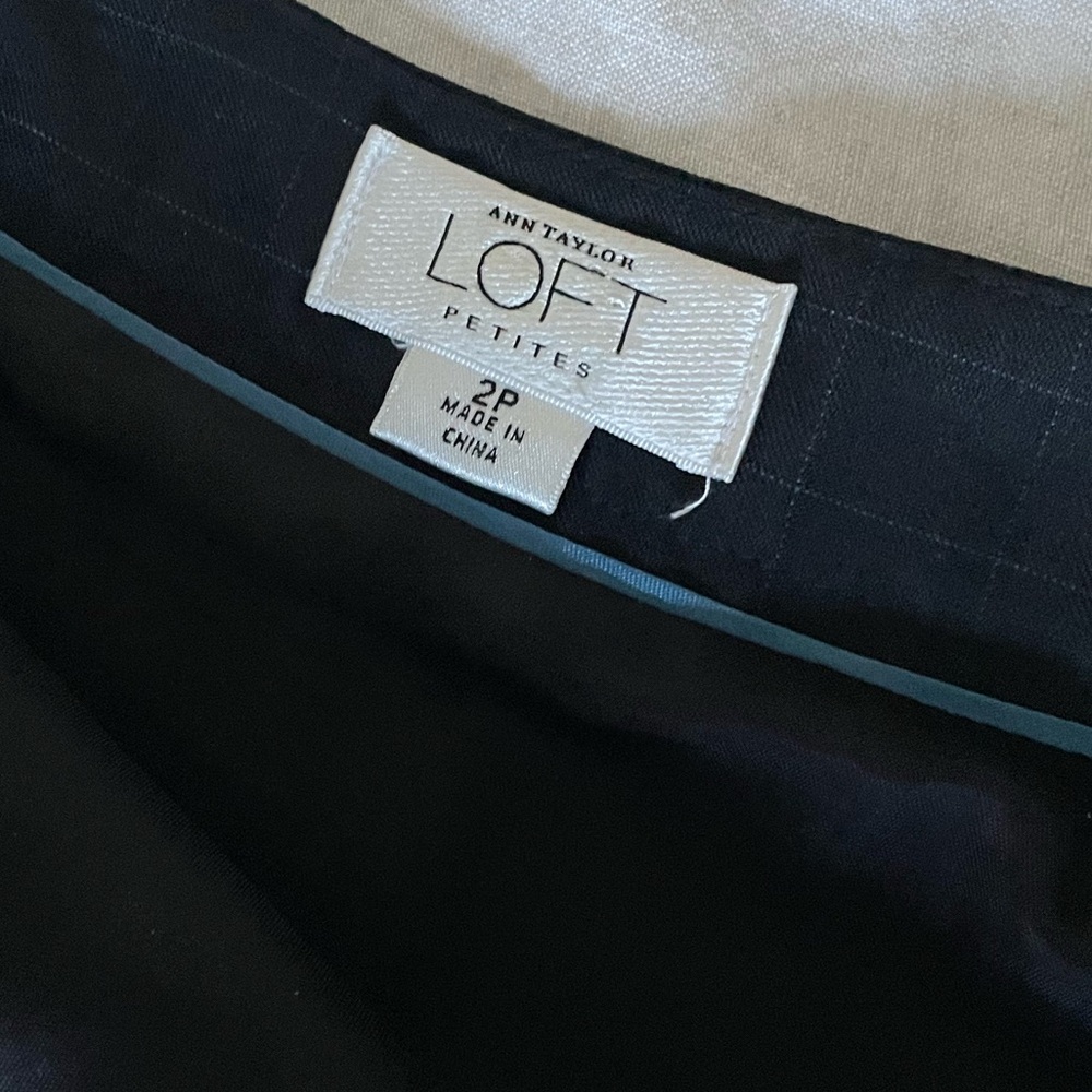 Black Pleated Knee-Length Skirt | LOFT | Size 2 Petite - Picture 5 of 12